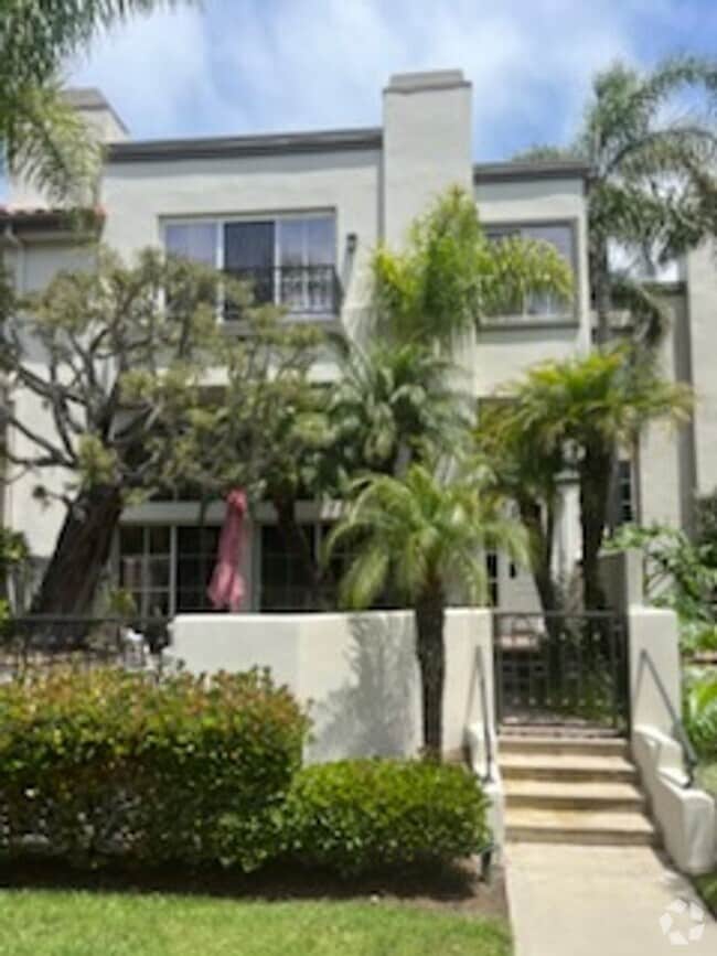 Building Photo - Luxurious Townhouse Located in the exclusi...