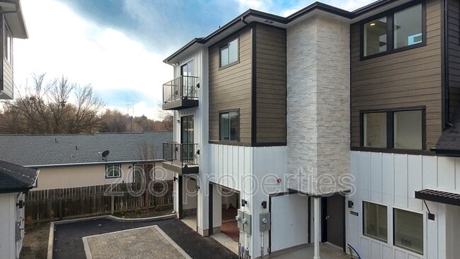 Building Photo - 4632 N Iota Ln