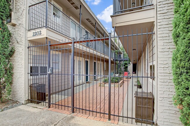 Building Photo - 2202 Park St Unit 12