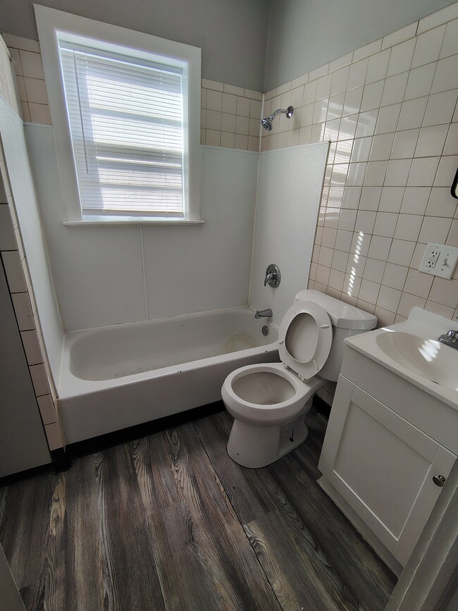 Photo - 1002 Montague St