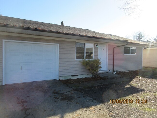 Building Photo - (917) 27th Street Duplex - 2 Bedroom / 1 Bathroom - Albany Duplex ***PET FRIENDLY Unit 1373 (P)