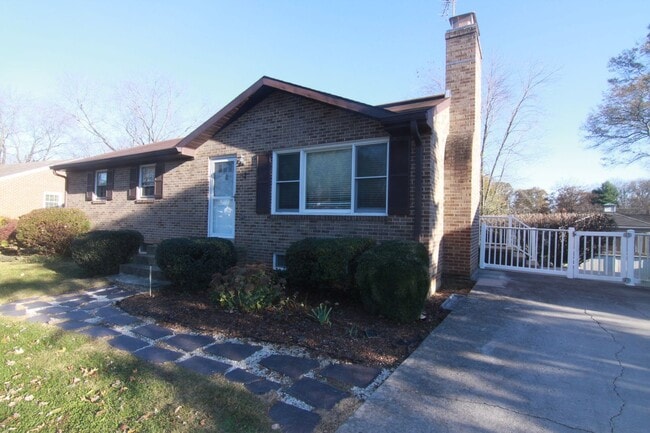 Building Photo - SWEET RAISED RAMBLER IN QUITE NEIGHBORHOOD
