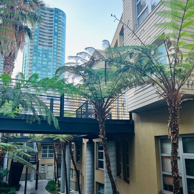 Photo - Chic Industrial Living: 2 Bed, 2 Bath Harb... Unidad 220