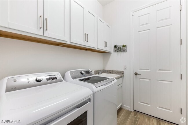 Building Photo - 25078 Golden Fern Dr Rental