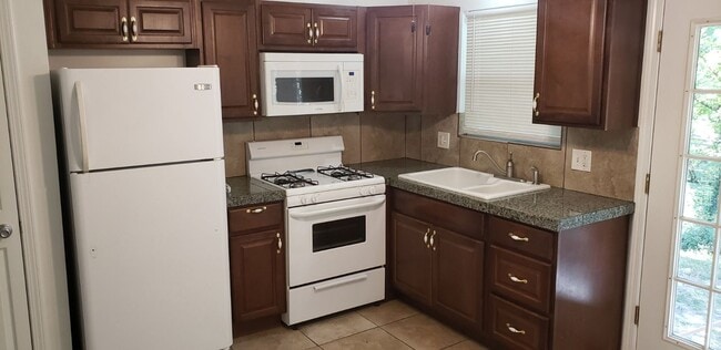 Photo - 611 S 75th St