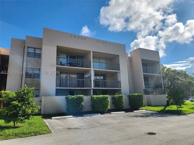 Building Photo - 10985 SW 107th St Unit 110