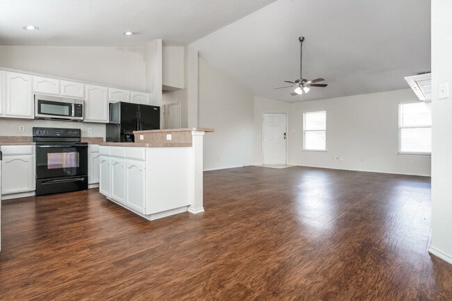 Photo - 913 Honey Locust Ln