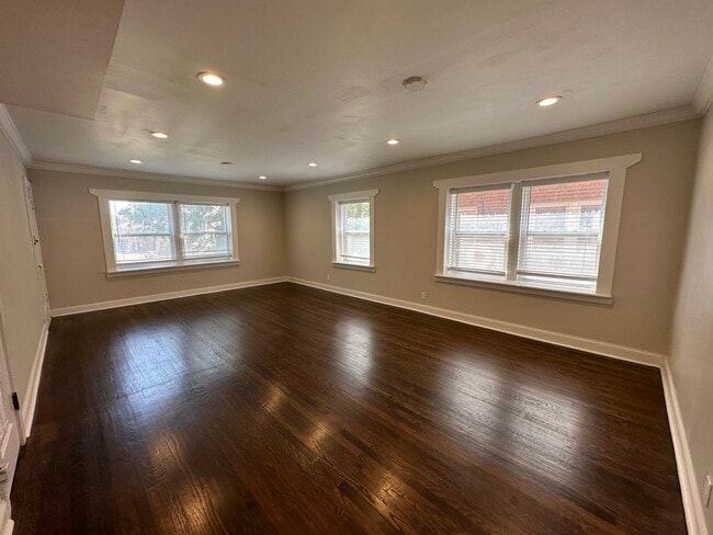 214 Unidad Emanuel Cleaver Blvd 2W - Katy and Delilah Plaza Living