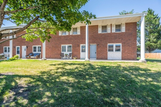 Exterior - 1304 E Sylvan Cir