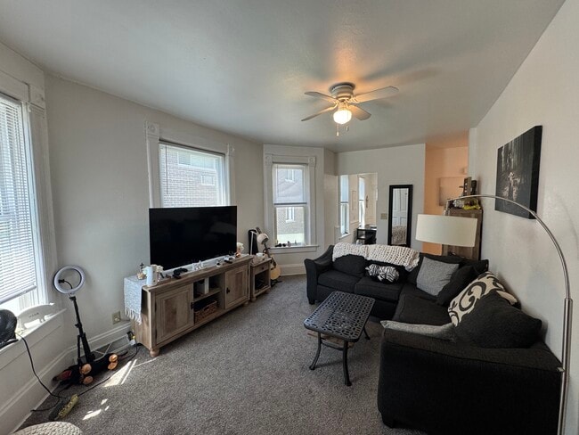 Sala de estar - 2429 N Oakland Ave Unidad Lower