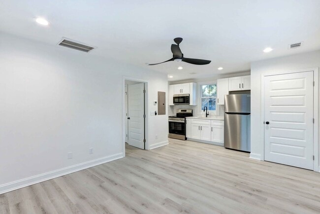 Photo - Downtown Carriage Home!