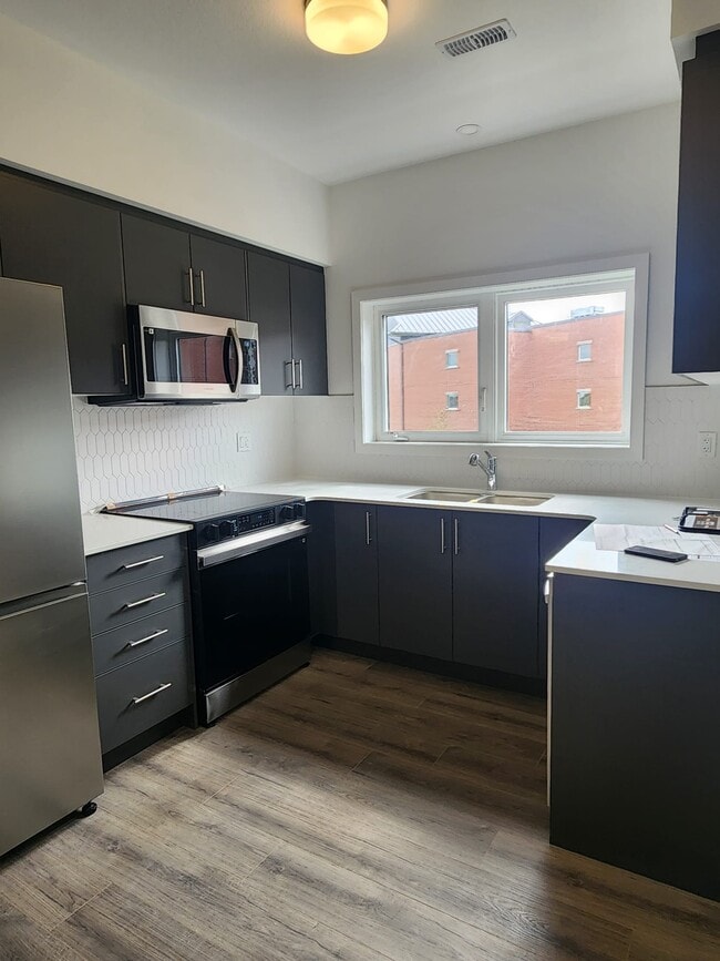 Photo - 940 St David St N