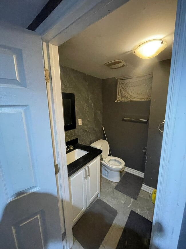 Building Photo - 1 Lyon Heights Rd Unit 2