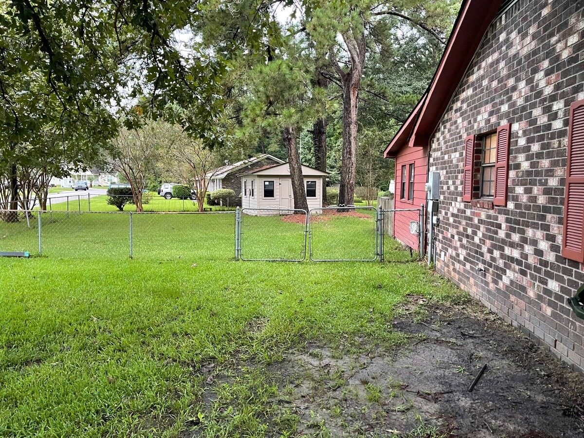 3 Bedroom 1 Bath Corner lot - 3 Bedroom 1 Bath  Corner lot House