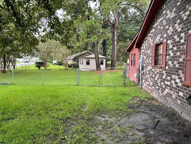 Building Photo - 3 Bedroom 1 Bath Corner lot Rental