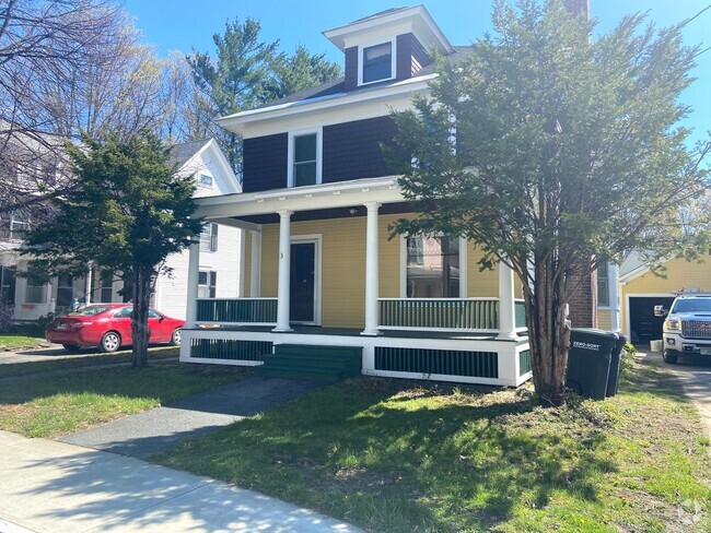 Building Photo - 4 bedroom single family home with two car ...