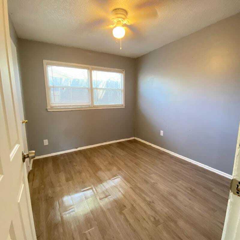 Photo - 2714 E 3rd St