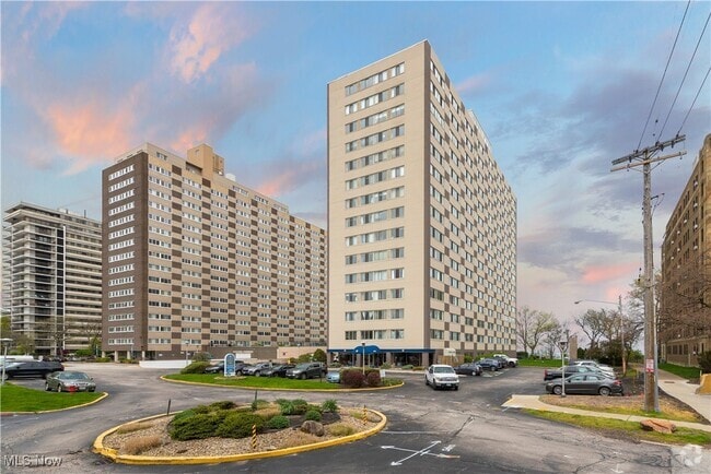 Building Photo - 12520 Edgewater Dr Unit 1506 Rental