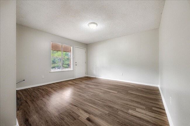 Welcome to Holmes Pointe Apartments!