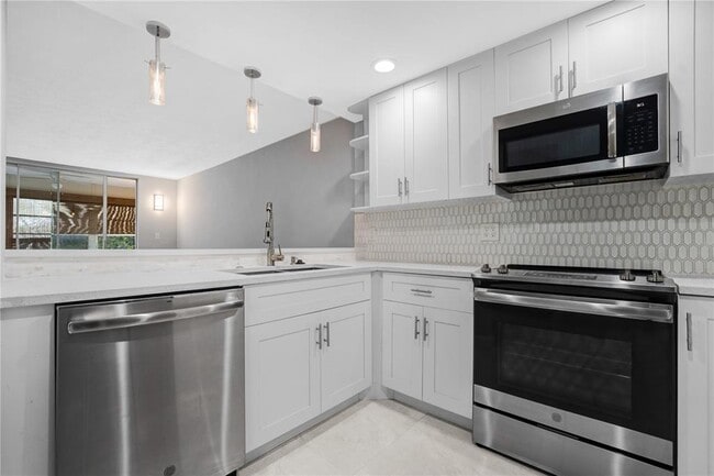 Photo - 7100 NW 17th St Unidad 305