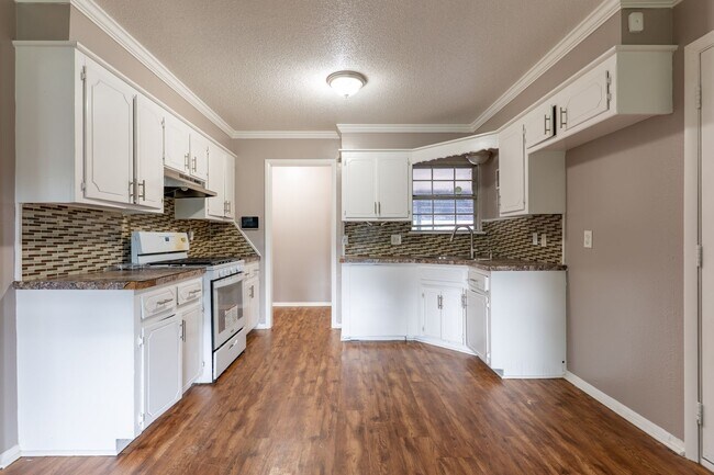 Photo - Charming 5 Bedroom House