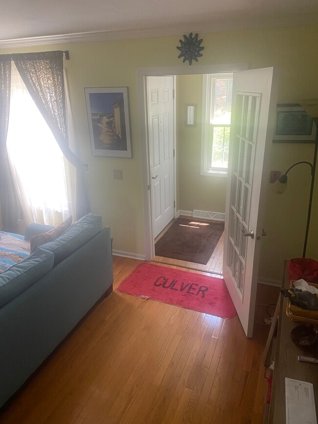 Front door vestibule - 6804 Old Sauk Ct