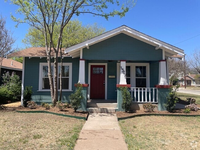 Building Photo - UPDATED! 3 BED, 1 BATH! Rental