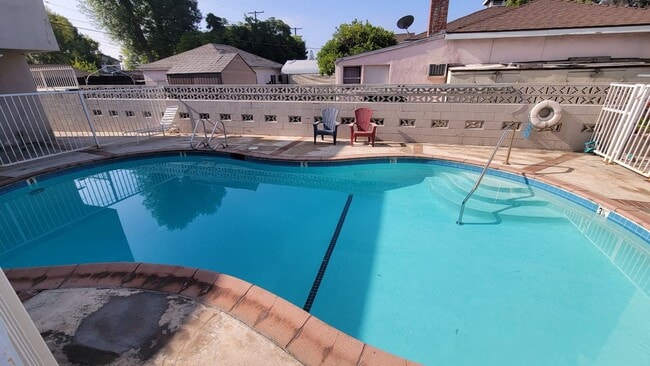 Building Photo - 6336 Tujunga Ave Unit 4