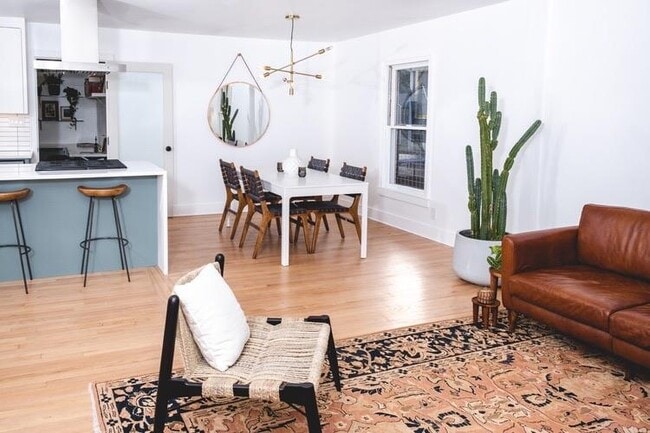 Photo - 2211 1/2 Pasadena Dr