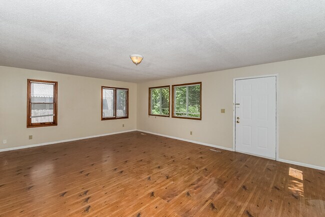 Photo - 1856 Clear Ave E