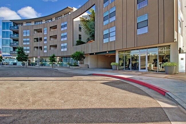 Bienvenido a Fiona Apartments: Una cautivadora vista exterior - Fiona