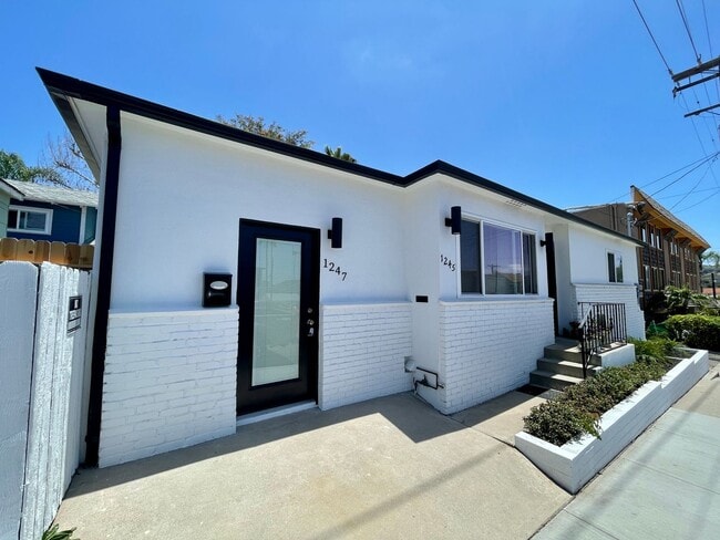 Modern Stylish Living in Great location! - Modern Stylish Living in Great location! House