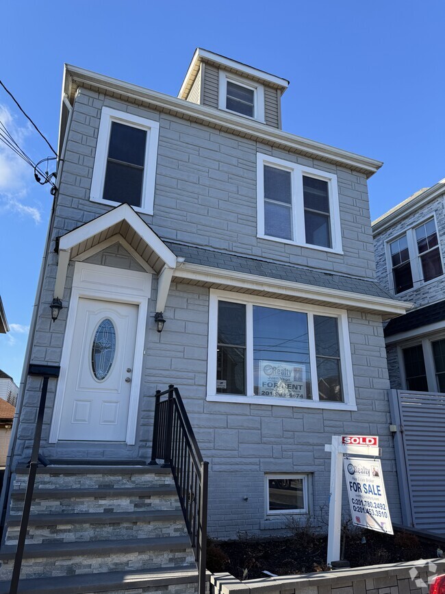 Building Photo - 8609 2nd Ave Unit Spacious 3 Bed Apartment