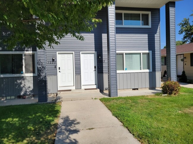Building Photo - Newly Renovated Townhouse - Pet Friendly!! Unit 1222