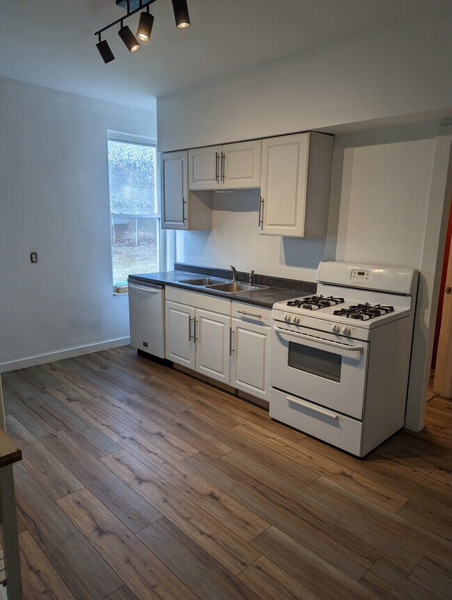 Building Photo - 3205 Parkview Ave