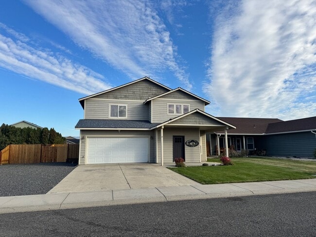 Building Photo - Warm & Inviting 4-Bed, 2-Bath Home with Fe...