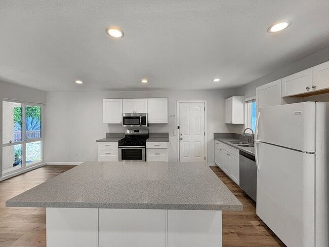 552 Luna Dr