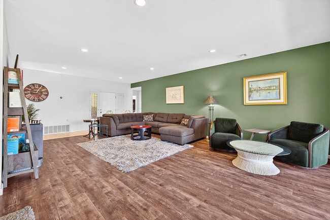 Photo - 42430 Adams St