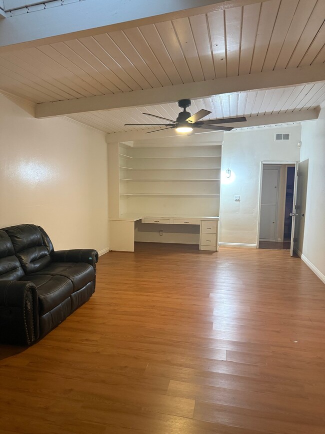 8401 Darby Ave