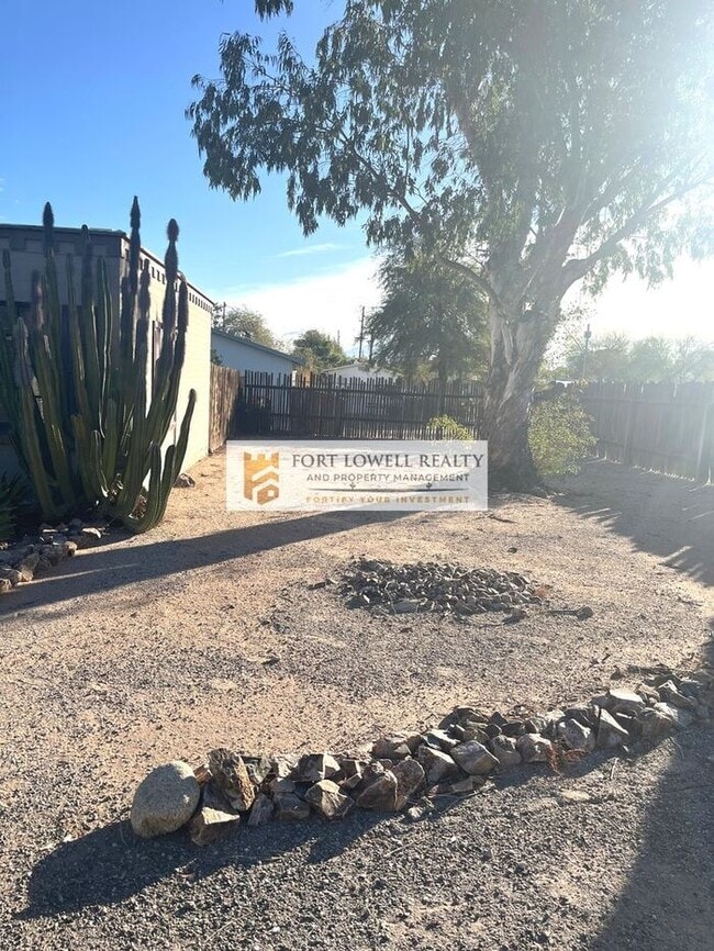 Photo - 1 bed 1 bath/washer/dryer/carport/Private Yard