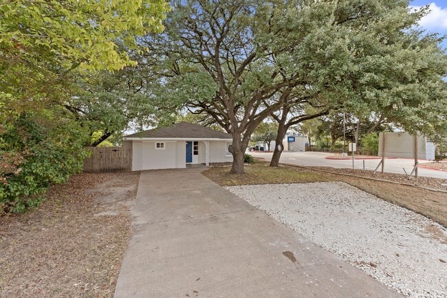 Photo - Live Close to Campus! 4 Bed/2 Bath Available for August 2026 Move-in!