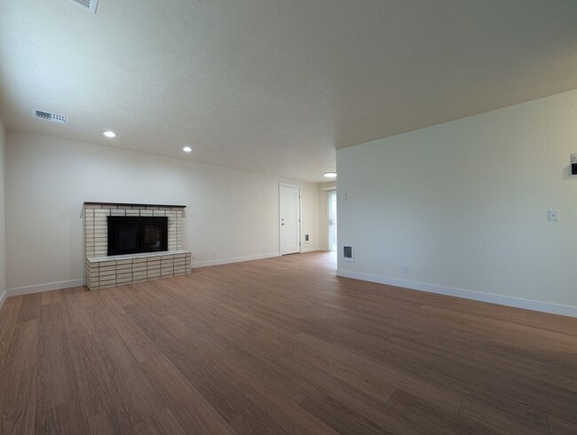 Photo - Great 2-Bed/1-Bath Near Coburg Road!