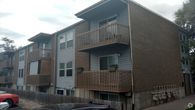 Building Photo - QUAINT 2 Bed 1 Bath Apartment in Louisvill...