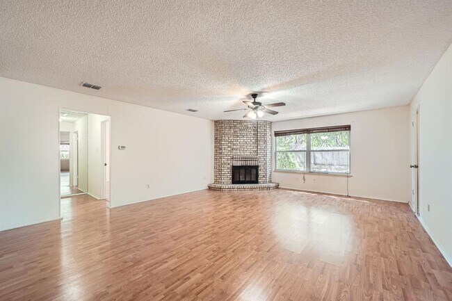 Photo - 1415 Lance Way