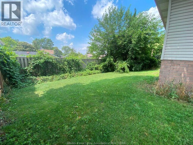 Photo - 1087 Brookview Crescent