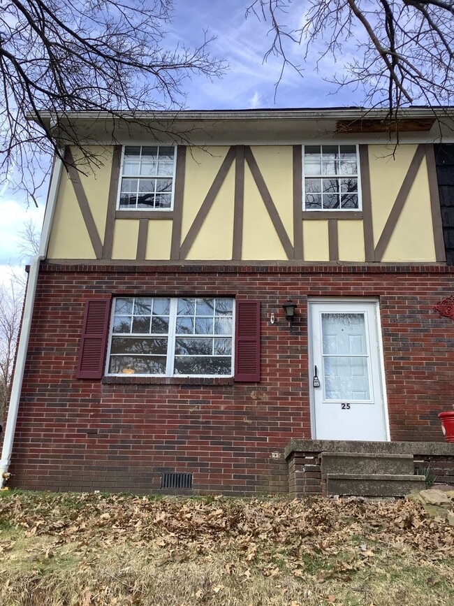 Building Photo - Newly Renovated - 3 Bed/2 Bath Townhouse - Available 06/04/2026