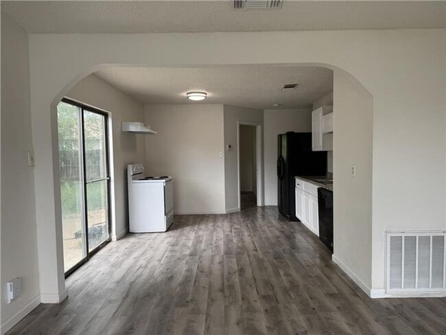 Photo - Beautiful and Stylish 3 bedroom & 2 bathroom