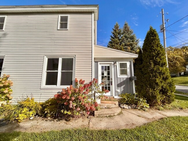 Photo - Spacious 4-Bedroom Home Near College Hill ...