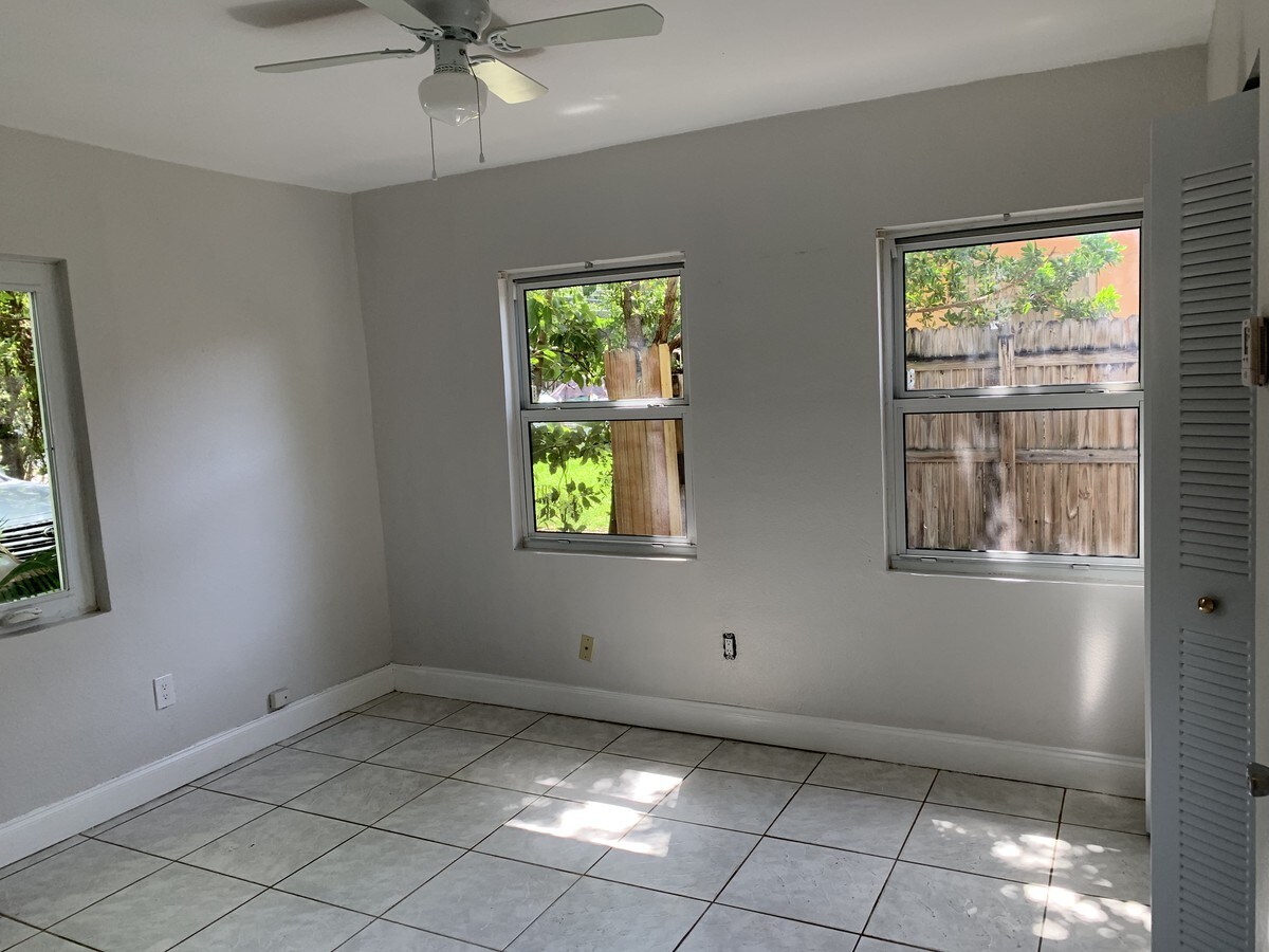 Photo - 2520 NE 182nd St