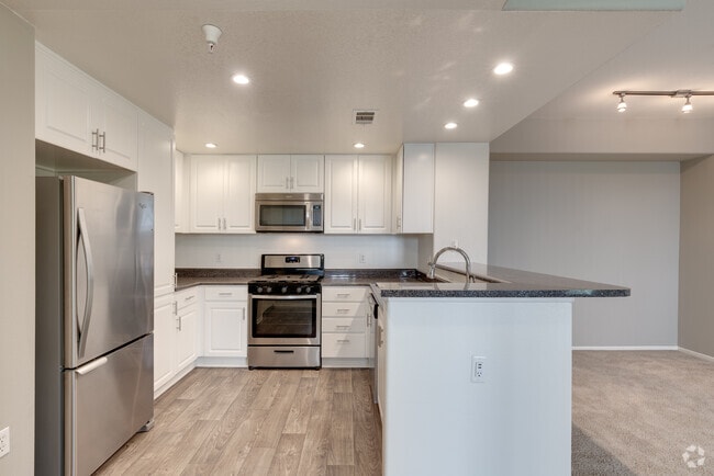 2BR, 2BA - 922SF
